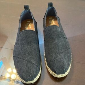 Tom’s shoes. Navy canvas size 8.5 like new worn 1X